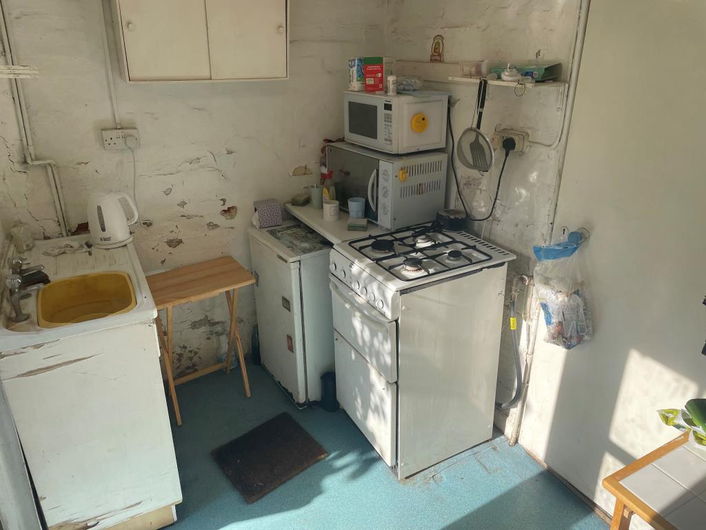 Lot: 11 - CHARACTER COTTAGE IN NEED OF IMPROVEMENT - Kitchen with cooker and sink